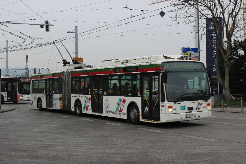 Der erste 2002 beschaffte VanHool-Gelenkobus 210 trägt immer noch EIgenwerbung mit der Bezeichnung "Die neue Busgeneration". Foto: J. Lehmann, 8.2.2017
