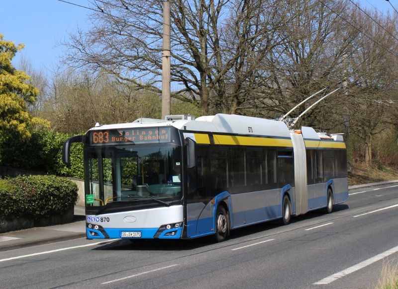 Aus der zweiten Lieferung der BOB (Batterie-Oberleitungs-Busse) stammt Wagen 870, hier am 21.03.2022 als Linie 683 unterwegs. Foto: J. Lehmann