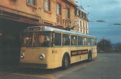 Trolleybus 130 vor dem Bahnhofsgebäude in 1984
