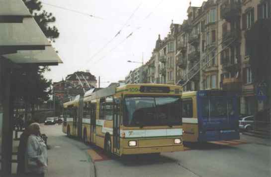 Trolleybus 109 und 117 auf der Rückseite des Bahnhofs