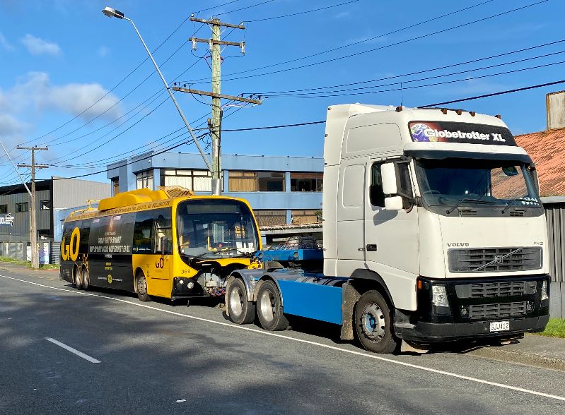 Ein allerletztes Mal fuhr ein Trolleybus durch die Innenstadt Wellingtons, wenn auch im Schlepptau: Wagen 369 am 30.August 2020. Foto: Alan Wickens