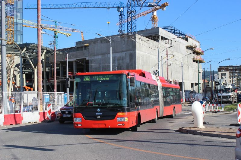 Skoda 31Tr Nr.6805 passiert die Baustelle des neuen Autobusbahnhofs mit Einkaufszentrum, welches im November 2020 eröffnet wurde. Foto: J. Lehmann, 24.05.2019
