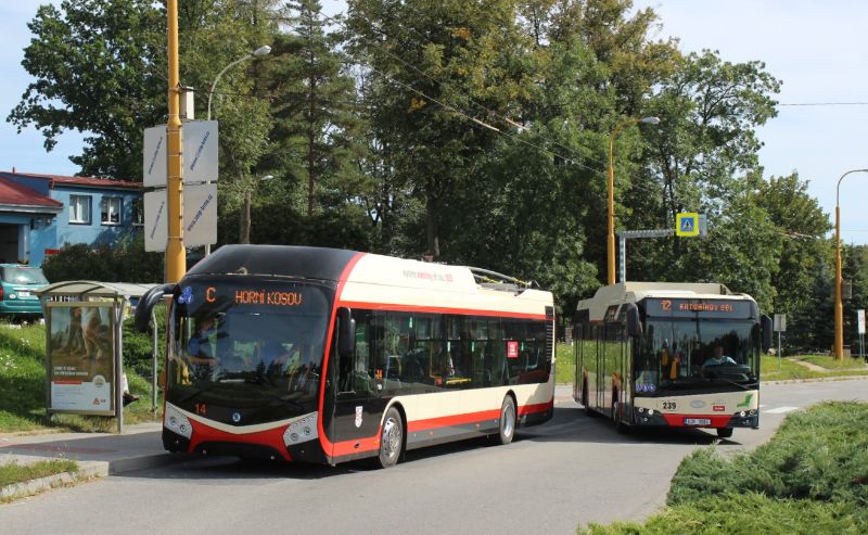 Der Einsatz der sechs neuen Batterie-Trolleybussen ist auf den Autobuslinien 3, 12 und 10 geplant, die mit einer Fahrleitungserweiterung über die Haltestelle Kaufland- hier mit den Wagen 14/C und 239/12 - hinaus auf elektrischen Betrieb umgestellt werden soll. Foto: J. Lehmann, 20.9.2020