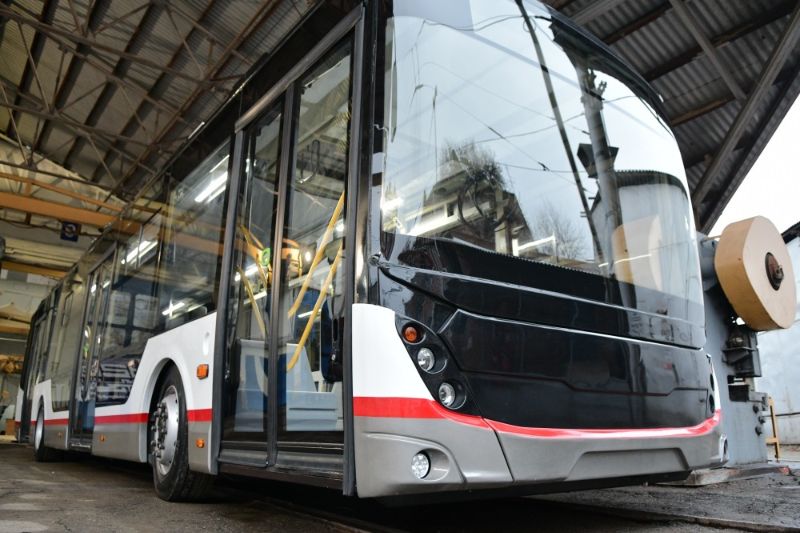 Der erste Trolleybus wird im Betriebshof komplettiert. Foto: Verwaltung der Stadt Krasnodar, siehe: