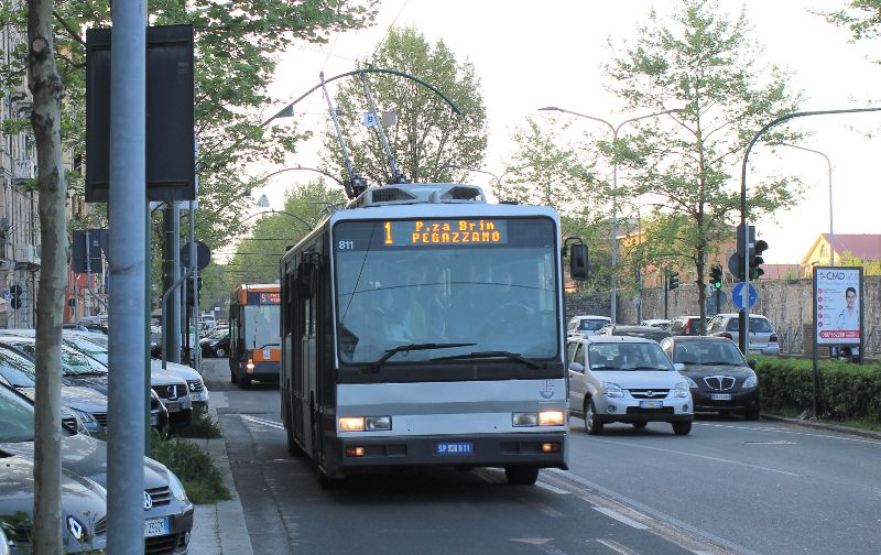 Dem Breda-Trolleybus 811 vom Bj.1988 folgt auf der Viale Giovanni Amendola ein Autobus der Linie S, die im Stadtgebiet von La Spezia rund 6 km unter der vorhandenen Fahrleitung verkehrt.  Foto: J. Lehmann, 19.4.2018