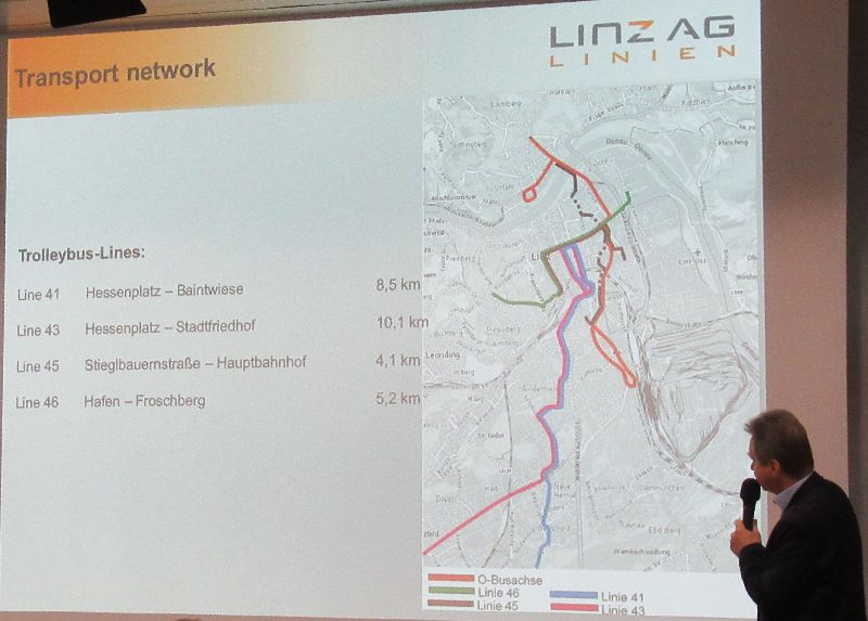 Johann Frisch zeigt das Netz mit den derzeitgen Obuslinien und der geplanten Nord-Süd-Achse. Foto: J. Lehmann
