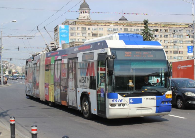 Die Anzahl der betriebsfähigen Neoplan-Gelenktrolleybusse, die 2010 übernommen wurden, sinkt beständig, hier Wagen 5916 in der Stadtmitte im Einsatz auf der Linie 202. Foto: J. Lehmann, 15.05.2018