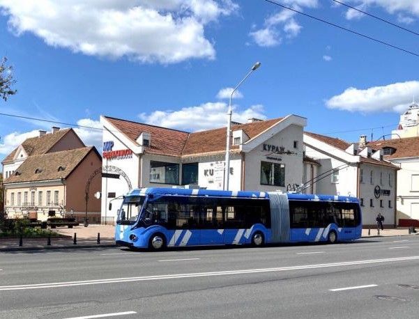 Gemäß der Pressemitteilung (siehe u.a. Link) werden künftig Gelenktrolleybusse des Typs BKM 433 wie zuletzt für St. Petersburg produziert geliefert.