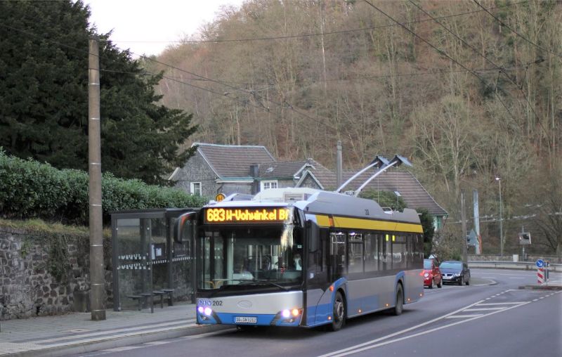 Entgegen dem allgemeinen Trend zu größeren Trolleybussen nahm in Solingen Mitte Dezember der erste von acht 12m-Obussen den Linienbetrieb auf. In den letzten beiden Jahren waren über 70% der produzierten Trolleybusse Gelenkwagen, siehe: http://trolleymotion.bplaced.net/ TrolleybusEU_Dez21Erweitert.pdf     Foto: J. Lehmann, 20.12.2021