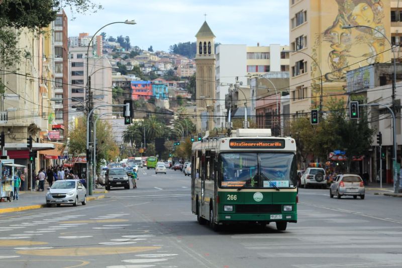 Am Tag der Wiederinbetriebnahme der Linie 801 fährt der Trolleybus 266 auf der Pedro Montt Ave.am "Parque Italia" vorbei. Foto: Sæm Andrés Fuentes